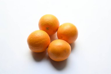 Beyaz arka planda taze turuncu. Rutaceae familyasındaki bir ağacın meyvesi. Portakallarda bulunan ana vitaminler C vitamini, flavonoid ve karotenoidlerdir. Tüm dünyada popüler bir meyvedir..