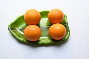 Beyaz arka planda taze turuncu. Rutaceae familyasındaki bir ağacın meyvesi. Portakallarda bulunan ana vitaminler C vitamini, flavonoid ve karotenoidlerdir. Tüm dünyada popüler bir meyvedir..