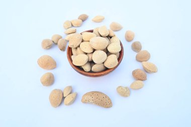 Kabuklu badem. Diğer adı Prunus amygdalus ve Prunus dulcis. Badem aynı zamanda bu ağacın yenilebilir ve yaygın olarak ekilen tohumunun adıdır. Hint bademi.