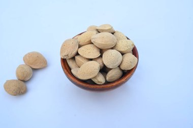 Kabuklu badem. Diğer adı Prunus amygdalus ve Prunus dulcis. Badem aynı zamanda bu ağacın yenilebilir ve yaygın olarak ekilen tohumunun adıdır. Hint bademi.