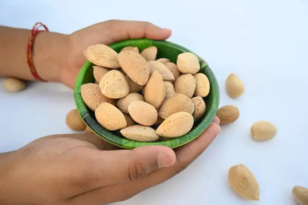 Kabuklu badem. Diğer adı Prunus amygdalus ve Prunus dulcis. Badem aynı zamanda bu ağacın yenilebilir ve yaygın olarak ekilen tohumunun adıdır. Hint bademi.
