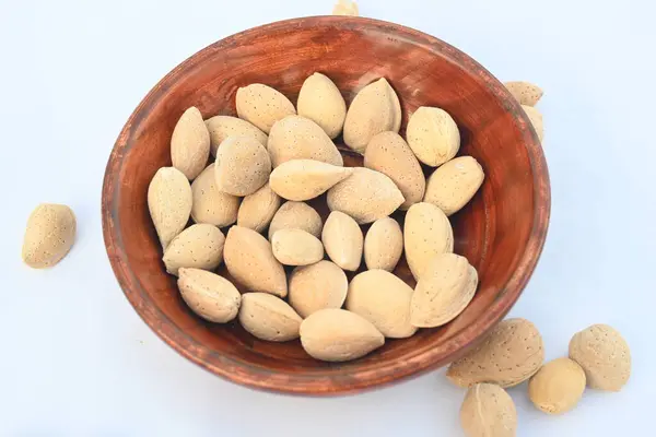 Kabuklu badem. Diğer adı Prunus amygdalus ve Prunus dulcis. Badem aynı zamanda bu ağacın yenilebilir ve yaygın olarak ekilen tohumunun adıdır. Hint bademi.