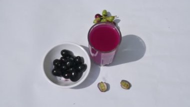 Syzygium cumini meyve suyu. Diğer adı Malabar eriği, Java eriği, siyah erik, jamun ve jambolan. Bu meyvenin diyabetik özellikleri var. Hint jamun suyu. Sağlıklı bir içki. Meyve suyu..