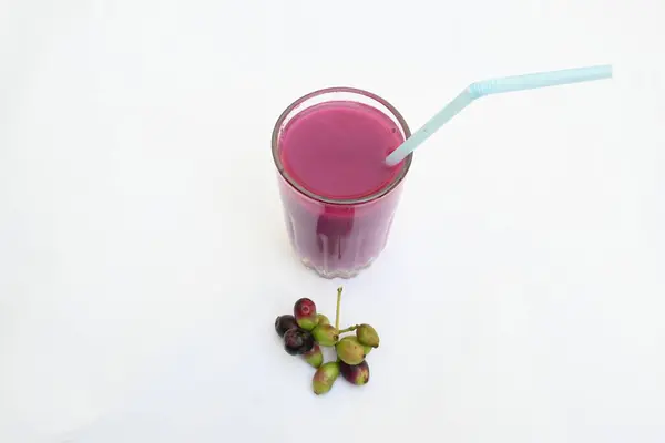 Syzygium cumini meyve suyu. Diğer adı Malabar eriği, Java eriği, siyah erik, jamun ve jambolan. Bu meyvenin diyabetik özellikleri var. Hint jamun suyu. Sağlıklı bir içki. Meyve suyu..