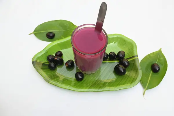 stock image Syzygium cumini fruits juice. Its other names Malabar plum, Java plum, black plum, jamun and  jambolan. This fruit have anti diabetic properties. Indian jamun juice. Healthy drink. Fruit juice.