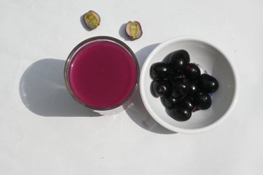 Syzygium cumini meyve suyu. Diğer adı Malabar eriği, Java eriği, siyah erik, jamun ve jambolan. Bu meyvenin diyabetik özellikleri var. Hint jamun suyu. Sağlıklı bir içki. Meyve suyu..