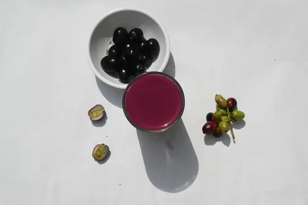 stock image Syzygium cumini fruits juice. Its other names Malabar plum, Java plum, black plum, jamun and  jambolan. This fruit have anti diabetic properties. Indian jamun juice. Healthy drink. Fruit juice.