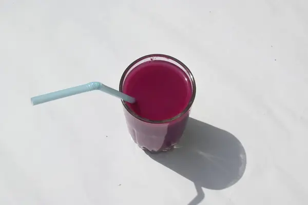 Syzygium cumini meyve suyu. Diğer adı Malabar eriği, Java eriği, siyah erik, jamun ve jambolan. Bu meyvenin diyabetik özellikleri var. Hint jamun suyu. Sağlıklı bir içki. Meyve suyu..