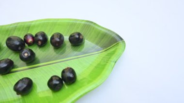 Syzygium cumini meyveleri. Myrtaceae ailesinin çiçek açan bitkisi. Diğer adı Malabar eriği, Java eriği, siyah erik, jamun ve jambolan. Bu meyvenin diyabetik özellikleri var. Hint jamunu..
