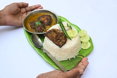 Lezzetli Hint balığı, pirinçli köri. Geleneksel Asya balık köri yemeği. Asya yemeği ve yemeği. Tüm Hindistan 'da seviliyor. Hint usulü körili balık pilav ile servis edilir. Hint yemeği.. 