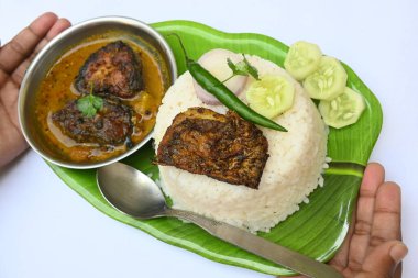 Lezzetli Hint balığı, pirinçli köri. Geleneksel Asya balık köri yemeği. Asya yemeği ve yemeği. Tüm Hindistan 'da seviliyor. Hint usulü körili balık pilav ile servis edilir. Hint yemeği.. 