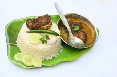 Lezzetli Hint balığı, pirinçli köri. Geleneksel Asya balık köri yemeği. Asya yemeği ve yemeği. Tüm Hindistan 'da seviliyor. Hint usulü körili balık pilav ile servis edilir. Hint yemeği.. 