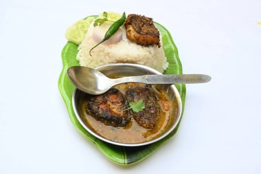 Lezzetli Hint balığı, pirinçli köri. Geleneksel Asya balık köri yemeği. Asya yemeği ve yemeği. Tüm Hindistan 'da seviliyor. Hint usulü körili balık pilav ile servis edilir. Hint yemeği.. 