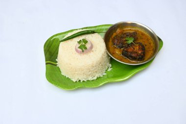 Lezzetli Hint balığı, pirinçli köri. Geleneksel Asya balık köri yemeği. Asya yemeği ve yemeği. Tüm Hindistan 'da seviliyor. Hint usulü körili balık pilav ile servis edilir. Hint yemeği.. 