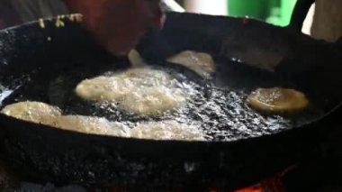 Jalebi yapımı. Hindistan 'ın alt kıtasında popüler bir atıştırmalık. Birçok isim var; jilebi, jilipi, zulbia, mushabak, zlabia ve zalabia. Maida un ve şeker şurubu tarafından yapıldı..