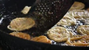 Jalebi yapımı. Hindistan 'ın alt kıtasında popüler bir atıştırmalık. Birçok isim var; jilebi, jilipi, zulbia, mushabak, zlabia ve zalabia. Maida un ve şeker şurubu tarafından yapıldı..