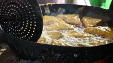 Ekmek pakora kızgın yağda kızartılıyor. Ekmeği patatesle doldurup nohut hamuruna batırıp kızartarak yapılır. Hindistan 'ın popüler atıştırması. Hint sokak yemeği.. 