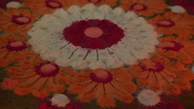 Canlı renklerde güzel rangoli tasarımı. renkler şenlikli ve kutlamalı atmosfer. Bu Rangoli, Diwali 'nin hayırlı vesilesiyle Hindistan' da yapıldı.. 