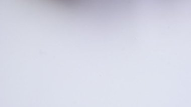 Beyaz arka planda ahşap kase. Kase, basit ve yuvarlaktır. Bu, kasenin doğal dokusuna ve formuna odaklanır. Yüksek dinamik aralıklarla çekilir..