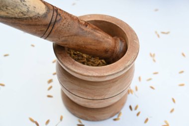 Ahşap havan ve tokmakla çeltik ezmek. Geleneksel yemek hazırlama yöntemi. Eskiden, makinelerin olmadığı zamanlarda, tahılların öğütülmesi ve öğütülmesi bunu kullanırdı..