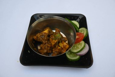 Geleneksel Hint keçi eti körisi. Hint usulü koyun eti çok lezzetlidir. Hint evinde baharatlı koyun eti. Lezzetli Keçi eti. 