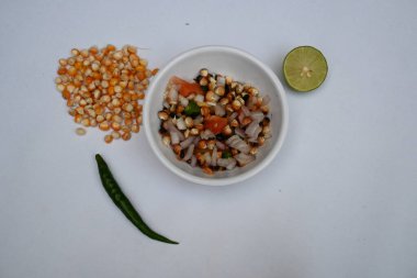 Izgara mısır gevreği. Hint usulü mısır salatası. Tatlı, baharatlı ve keskin. Chaat masala, kavrulmuş kimyon tozu, kırmızı biber tozu, kişniş yaprağı, soğan ve domatesle karıştırılır. Hint yemekleri..