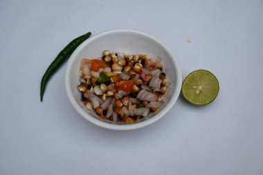 Izgara mısır gevreği. Hint usulü mısır salatası. Tatlı, baharatlı ve keskin. Chaat masala, kavrulmuş kimyon tozu, kırmızı biber tozu, kişniş yaprağı, soğan ve domatesle karıştırılır. Hint yemekleri..