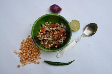 Izgara mısır gevreği. Hint usulü mısır salatası. Tatlı, baharatlı ve keskin. Chaat masala, kavrulmuş kimyon tozu, kırmızı biber tozu, kişniş yaprağı, soğan ve domatesle karıştırılır. Hint yemekleri..