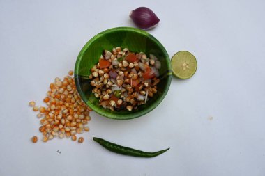 Izgara mısır gevreği. Hint usulü mısır salatası. Tatlı, baharatlı ve keskin. Chaat masala, kavrulmuş kimyon tozu, kırmızı biber tozu, kişniş yaprağı, soğan ve domatesle karıştırılır. Hint yemekleri..