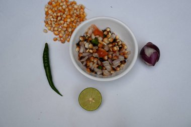 Izgara mısır gevreği. Hint usulü mısır salatası. Tatlı, baharatlı ve keskin. Chaat masala, kavrulmuş kimyon tozu, kırmızı biber tozu, kişniş yaprağı, soğan ve domatesle karıştırılır. Hint yemekleri..