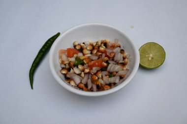 Izgara mısır gevreği. Hint usulü mısır salatası. Tatlı, baharatlı ve keskin. Chaat masala, kavrulmuş kimyon tozu, kırmızı biber tozu, kişniş yaprağı, soğan ve domatesle karıştırılır. Hint yemekleri..