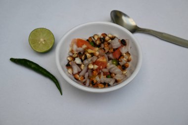 Izgara mısır gevreği. Hint usulü mısır salatası. Tatlı, baharatlı ve keskin. Chaat masala, kavrulmuş kimyon tozu, kırmızı biber tozu, kişniş yaprağı, soğan ve domatesle karıştırılır. Hint yemekleri..