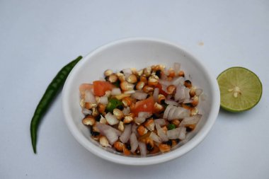 Izgara mısır gevreği. Hint usulü mısır salatası. Tatlı, baharatlı ve keskin. Chaat masala, kavrulmuş kimyon tozu, kırmızı biber tozu, kişniş yaprağı, soğan ve domatesle karıştırılır. Hint yemekleri..