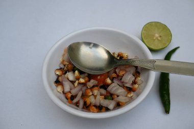 Izgara mısır gevreği. Hint usulü mısır salatası. Tatlı, baharatlı ve keskin. Chaat masala, kavrulmuş kimyon tozu, kırmızı biber tozu, kişniş yaprağı, soğan ve domatesle karıştırılır. Hint yemekleri..