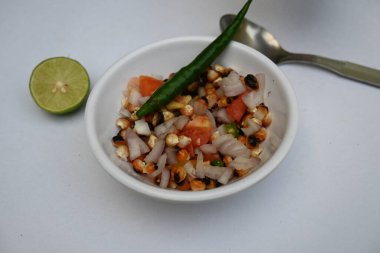 Izgara mısır gevreği. Hint usulü mısır salatası. Tatlı, baharatlı ve keskin. Chaat masala, kavrulmuş kimyon tozu, kırmızı biber tozu, kişniş yaprağı, soğan ve domatesle karıştırılır. Hint yemekleri..