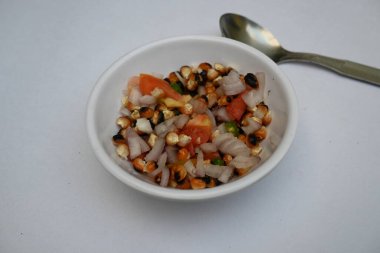 Izgara mısır gevreği. Hint usulü mısır salatası. Tatlı, baharatlı ve keskin. Chaat masala, kavrulmuş kimyon tozu, kırmızı biber tozu, kişniş yaprağı, soğan ve domatesle karıştırılır. Hint yemekleri..