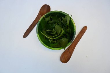 Andrographis panikleyerek tahta kasede yapraklar bırakır. Diğer adı Yeşil Chireta. Geleneksel olarak enfeksiyonları ve bazı hastalıkları tedavi etmek için kullanılır. Çoğunlukla tıbbi amaçlar için kullanılır..