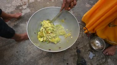Kızarmış patlıcan ya da Brinjal. Hindistan 'da buna Baingan ka bharta denir. Ateşte kavruluyor ve yanmış derisi soyulup eziliyor. Sonra soğan, sarımsak, acı biber, tuz ve yağ ekledikten sonra yeniyor..