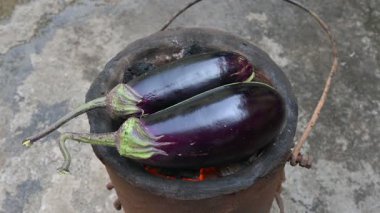 Patlıcan kızartması ya da kömür ocağında Brinjal. Kızartarak ve ezerek ünlü bir yemek olan Baingan Ka Bharta yapılır. Hindistan 'ın hemen hemen tüm bölgelerinde sevilir..