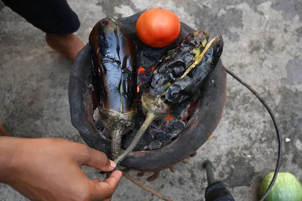 Patlıcan kızartması ya da kömür ocağında Brinjal. Kızartarak ve ezerek ünlü bir yemek olan Baingan Ka Bharta yapılır. Hindistan 'ın hemen hemen tüm bölgelerinde sevilir..
