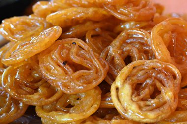 Jalebi tatlıları. Hindistan 'ın alt kıtasında popüler bir atıştırmalık. Birçok isim var; jilebi, jilipi, zulbia, mushabak, zlabia ve zalabia. Maida un ve şeker şurubu tarafından yapıldı..