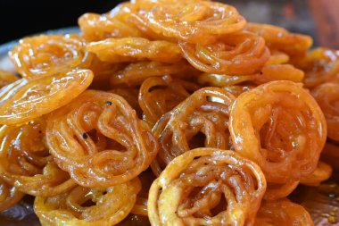 Jalebi tatlıları. Hindistan 'ın alt kıtasında popüler bir atıştırmalık. Birçok isim var; jilebi, jilipi, zulbia, mushabak, zlabia ve zalabia. Maida un ve şeker şurubu tarafından yapıldı..