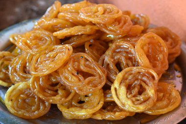 Jalebi tatlıları. Hindistan 'ın alt kıtasında popüler bir atıştırmalık. Birçok isim var; jilebi, jilipi, zulbia, mushabak, zlabia ve zalabia. Maida un ve şeker şurubu tarafından yapıldı..