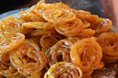Jalebi tatlıları. Hindistan 'ın alt kıtasında popüler bir atıştırmalık. Birçok isim var; jilebi, jilipi, zulbia, mushabak, zlabia ve zalabia. Maida un ve şeker şurubu tarafından yapıldı..