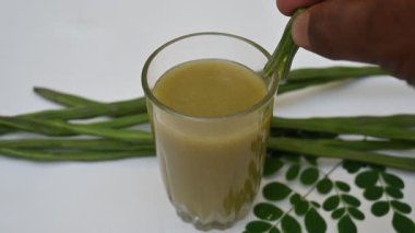 Moringa oleifera ya da but çorbası. Daha fazla koleifera, daha fazla yabanturpu, ve Ben yağı ve zeytin. Sağlıklı ve lezzetli çorba. Sağlıklı içecekler. Yavaş çekim videosu.