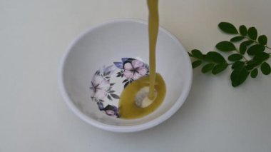 Moringa oleifera ya da but çorbası. Daha fazla koleifera, daha fazla yabanturpu, ve Ben yağı ve zeytin. Sağlıklı ve lezzetli çorba. Sağlıklı içecekler. Yavaş çekim videosu.