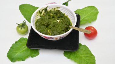 Hint ıspanağı ve patates körisi. Ispanaklı ve patatesli Hint sebzeli köri. Hint usulü kızarmış patates ve ıspanaktan yapılmış kuru bir tabak.. 