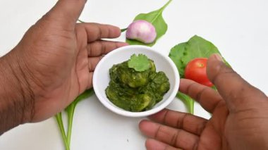 Hint ıspanağı ve patates körisi. Ispanaklı ve patatesli Hint sebzeli köri. Hint usulü kızarmış patates ve ıspanaktan yapılmış kuru bir tabak.. 