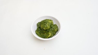 Hint ıspanağı ve patates körisi. Ispanaklı ve patatesli Hint sebzeli köri. Hint usulü kızarmış patates ve ıspanaktan yapılmış kuru bir tabak.. 