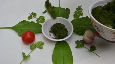Hint ıspanağı ve patates körisi. Ispanaklı ve patatesli Hint sebzeli köri. Hint usulü kızarmış patates ve ıspanaktan yapılmış kuru bir tabak.. 